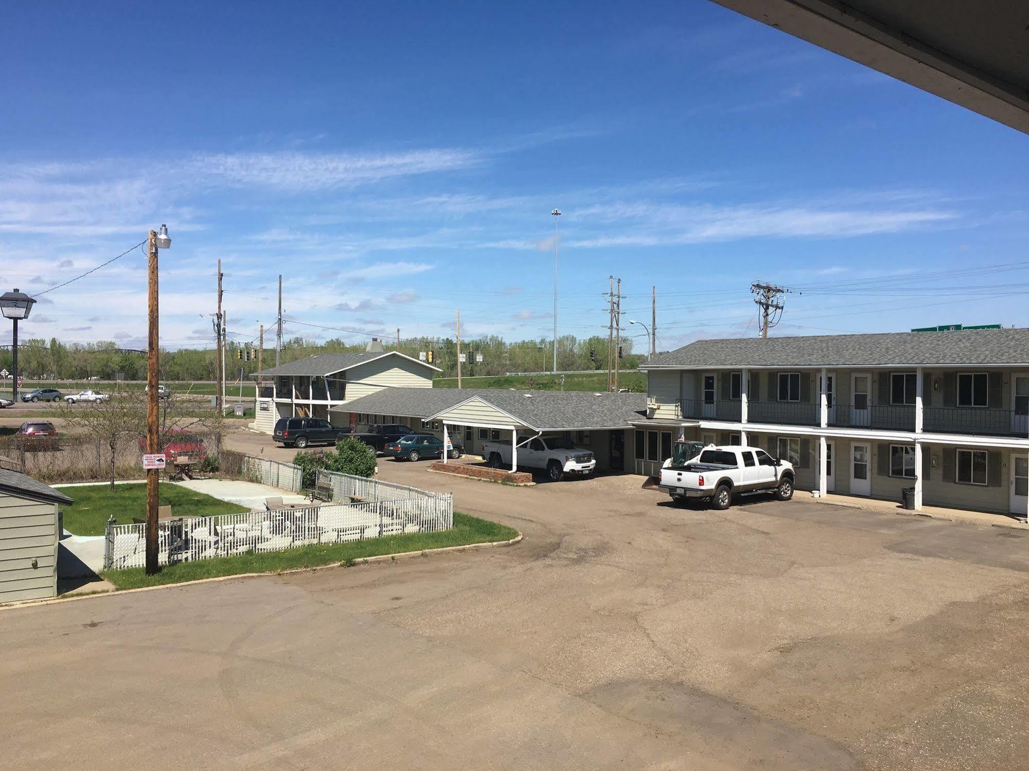 Colonial Motel And Rv Park Mandan Exterior foto