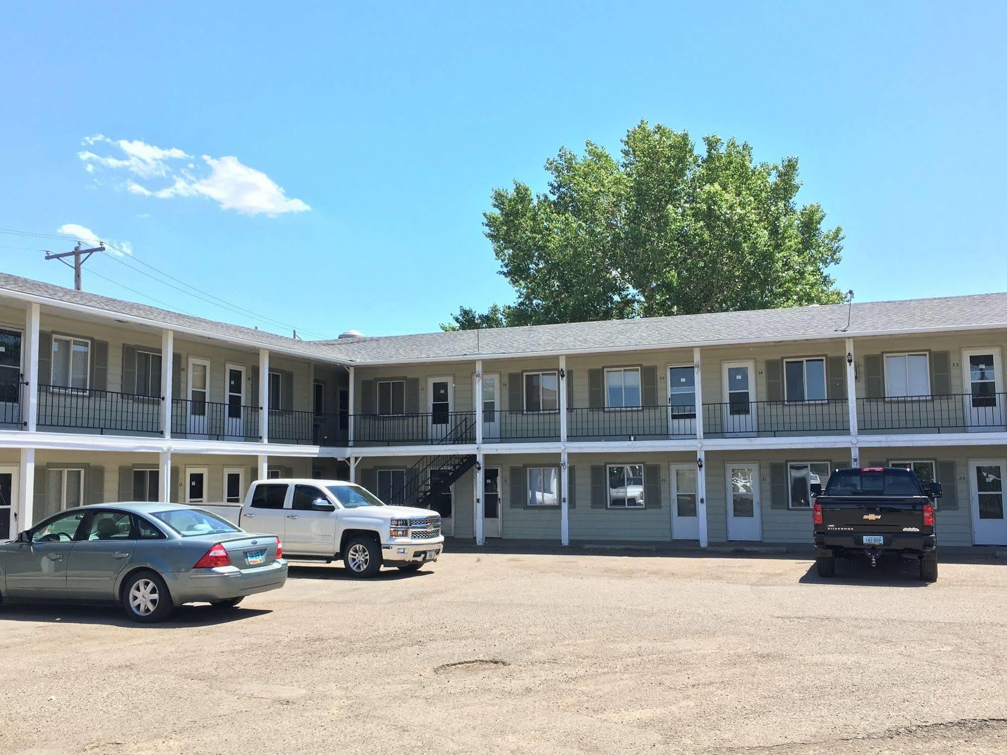Colonial Motel And Rv Park Mandan Exterior foto