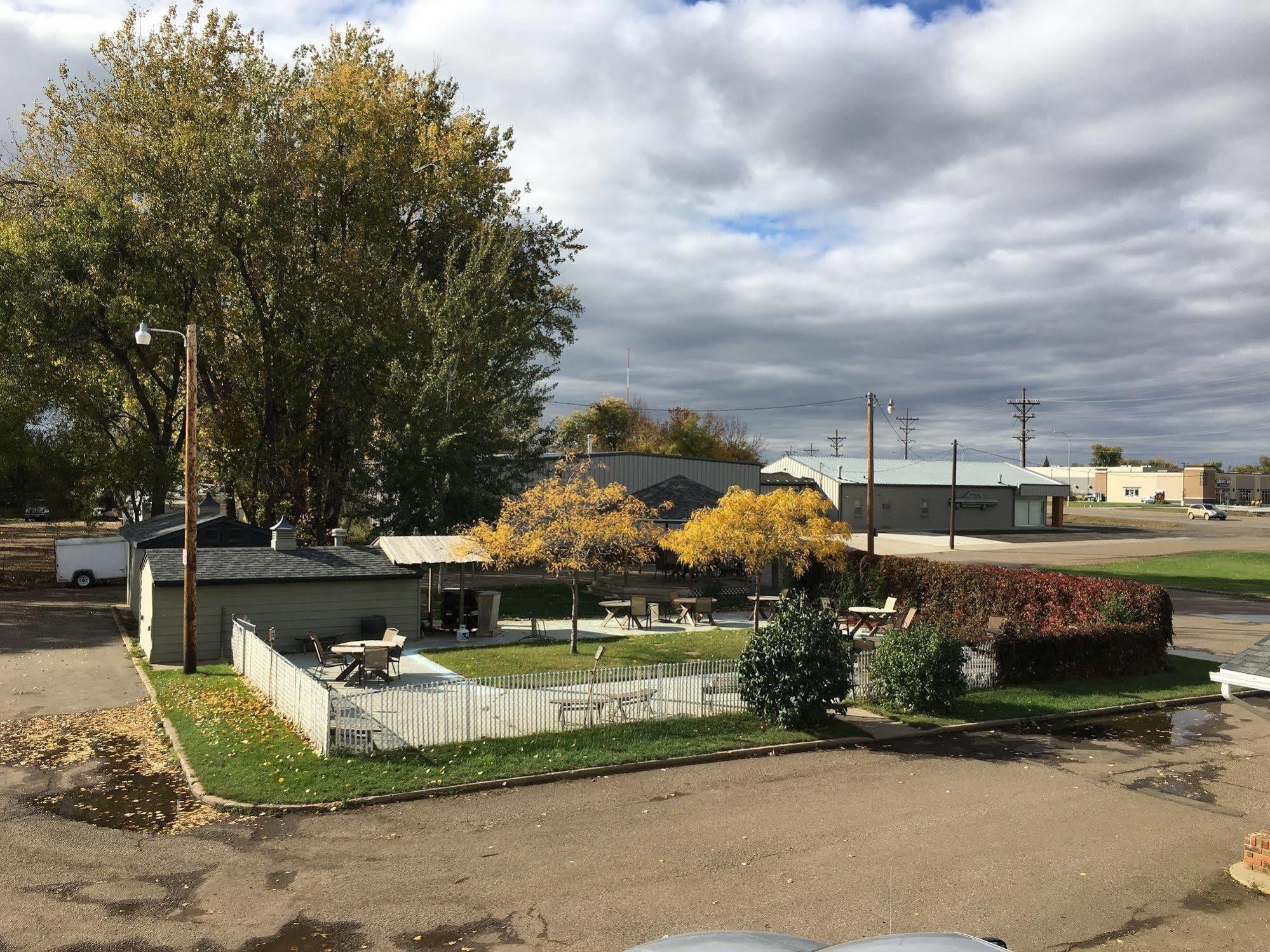 Colonial Motel And Rv Park Mandan Exterior foto