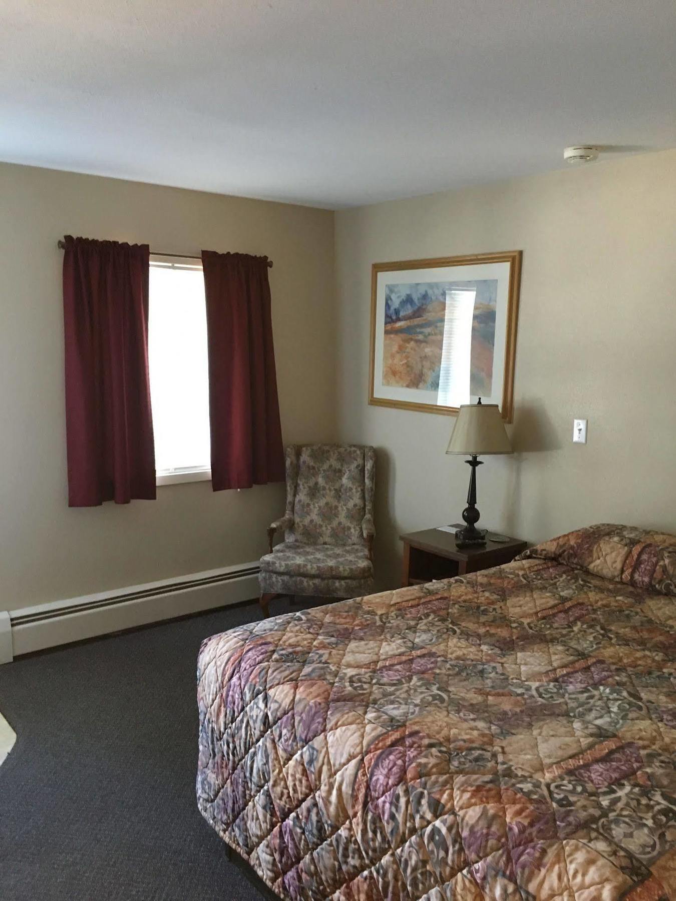 Colonial Motel And Rv Park Mandan Exterior foto