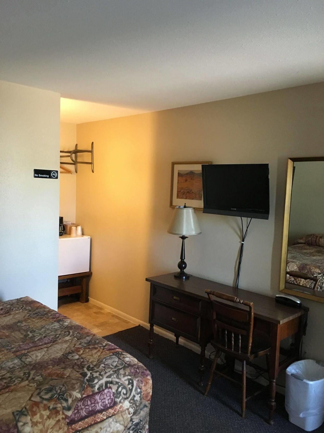 Colonial Motel And Rv Park Mandan Exterior foto